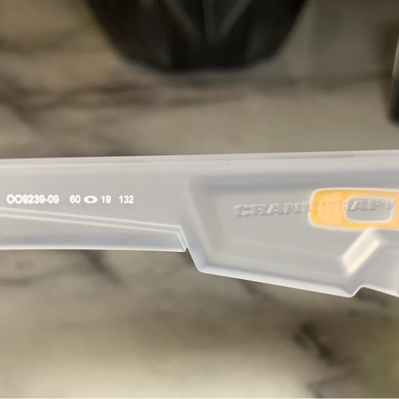 Oakley Crankshaft Violet Iridium Polarized Lenses, Matte Clear Frame NWT $187 - Picture 7 of 9